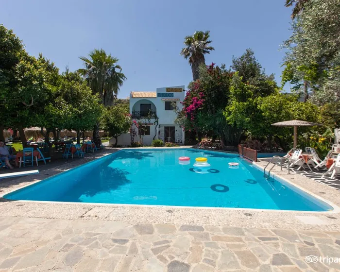 Oasis Hotel &amp; Bungalows