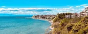 **Nea Kalikratia avionom iz Kraljeva** odličan je izbor za letovanje na zapadnoj obali Halkidikija, u živopisnom primorskom mestu poznatom po peščanoj plaži, uređenom šetalištu i raznovrsnim sadržajima za odmor