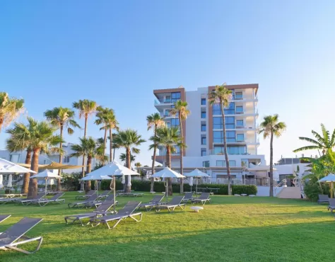 Leonardo Crystal Cove Hotel And SPA by the Sea