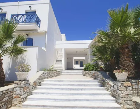 Manos Syros Rooms & Apartments