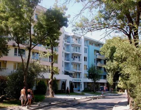 Yassen by Mng Holiday