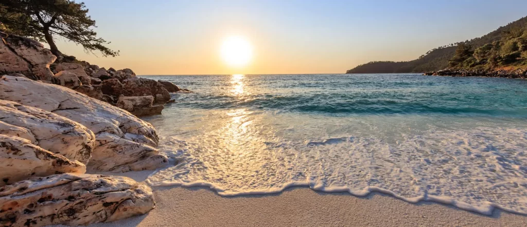 Otkrijte raj na Egejskom moru istražujući deset najlepših plaža na Tasosu. Uživajte u kristalno čistim vodama, zlatnom pesku i slikovitim pejzažima Tasosa.