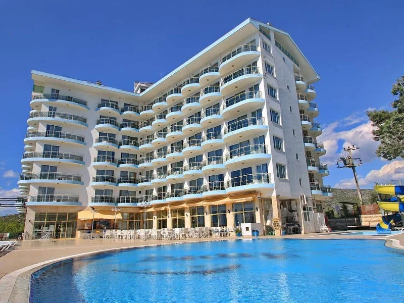 Uživajte u luksuzu i prirodi uz Arora Hotel na predivnoj plaži Kušadasija. Besplatne ležaljke i suncobrani, prostrane sobe i brojne aktivnosti čekaju vas.