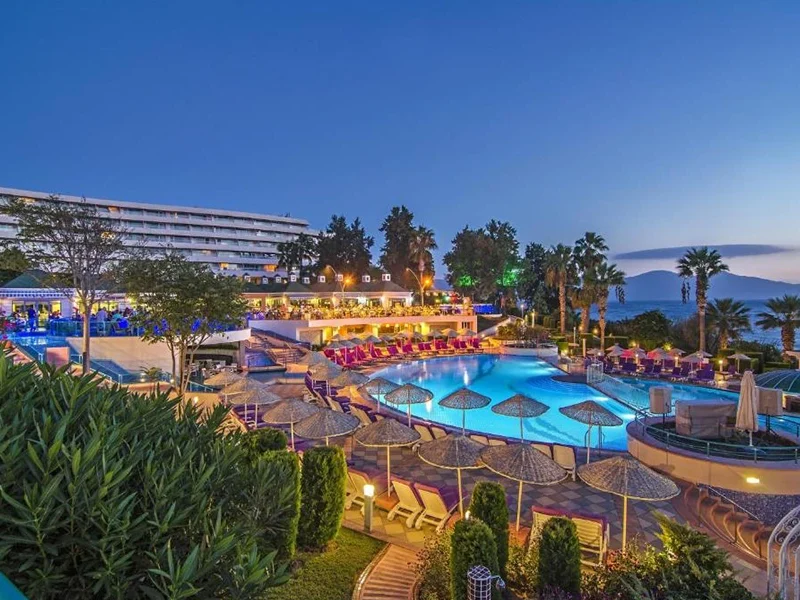 Otkrijte Grand Blue Sky Hotel na Ladies Beach-u u Kusadasiju. Luksuzni smještaj, bazeni, restorani, zabava i bogat izbor zabavnih aktivnosti- rezervišite sada!
