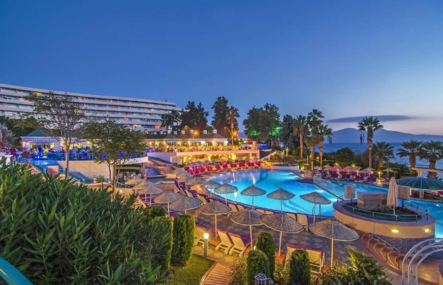 Otkrijte Grand Blue Sky Hotel na Ladies Beach-u u Kusadasiju. Luksuzni smještaj, bazeni, restorani, zabava i bogat izbor zabavnih aktivnosti- rezervišite sada!