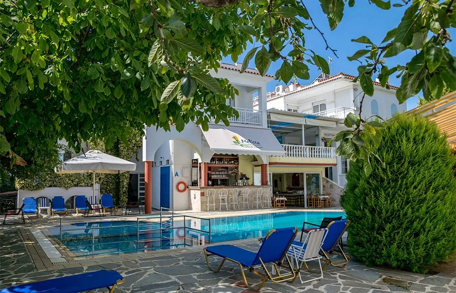 Otkrijte savršen odmor na obali Sitonije u Melissa Gold Coast Hotelu. Uživajte u moderno opremljenim sobama, bazenu i blizini plaže. Rezervišite već danas!