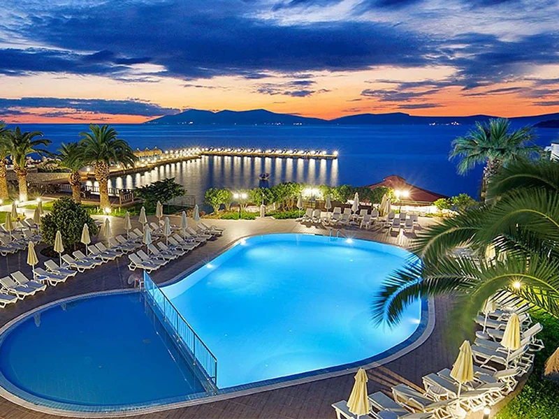 Uživajte u luksuzu i udobnosti na obali Egejskog mora u Le Bleu Hotelu. Privatna plaža, bazeni, spa centar i ultra all inclusive usluga čekaju vas za savršen odmor.