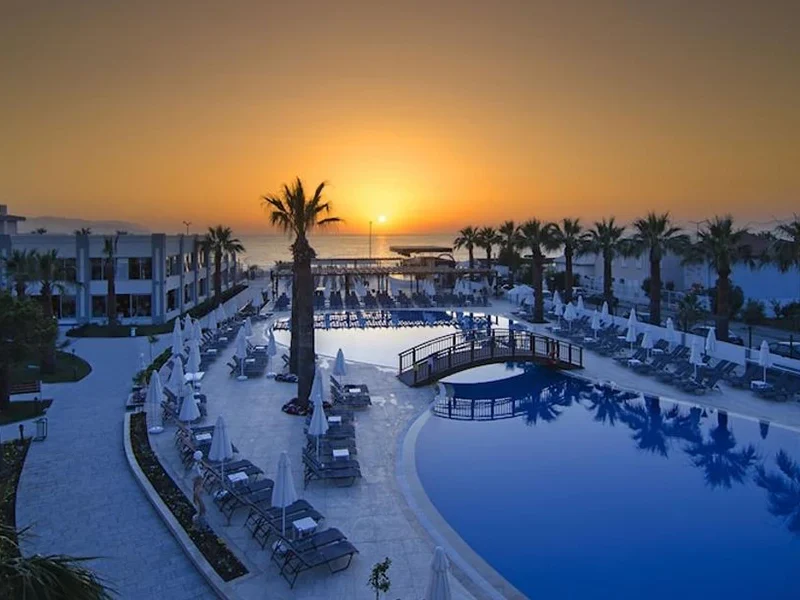 Otkrijte luksuz i udobnost na obali Egejskog mora u Palm Wings Hotelu. Smešten na sopstvenoj peskovitoj plaži, pruža nezaboravan odmor u srcu prirode sa bogatim sadrzajem.