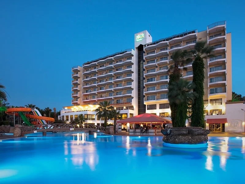 Uživajte u savršenom odmoru uz Palmin Hotel, smještenom na obali Kusadasija. Besplatni suncobrani, ukusna hrana i bogat izbor aktivnosti čekaju vas za nezaboravan boravak.