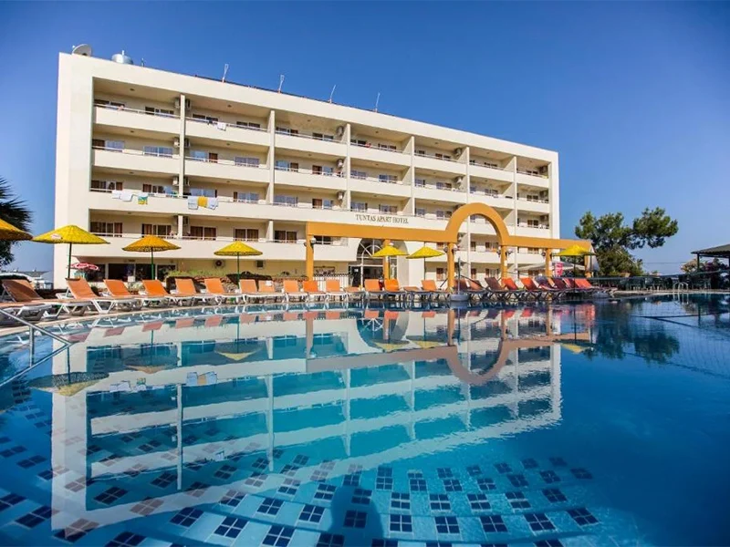 Tuntas Family Suites - moderan hotel na brdu, samo 250m od plaže Ladies Beach u Kušadasıju. Savršen odmor za porodice i parove. Rezervišite svoj odmor već danas