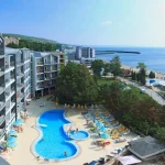 Otkrijte luksuz i udobnost na obali Bugarske - Hotel Luna 4*. Smjšten uz plažu Zlatnih Pjasci, pruža savršeno letovanje uz bazen, restoran i udobne sobe.