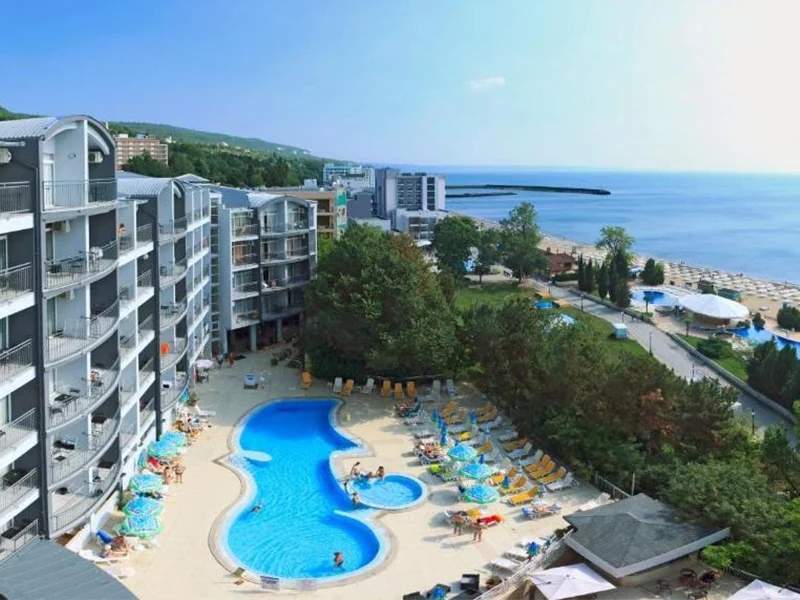 Otkrijte luksuz i udobnost na obali Bugarske - Hotel Luna 4*. Smjšten uz plažu Zlatnih Pjasci, pruža savršeno letovanje uz bazen, restoran i udobne sobe.