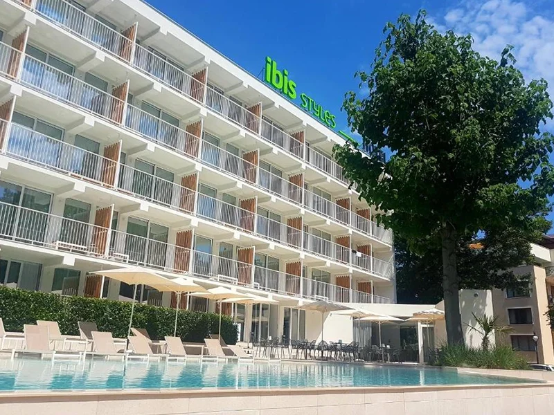 Luksuzno letovanje u Bugarskoj uz udobne sobe, bazen i blizinu plaže. Ibis Styles Roomer Hotel na Zlatnim Pjascima. Rezervište već danas vaše letovanje.