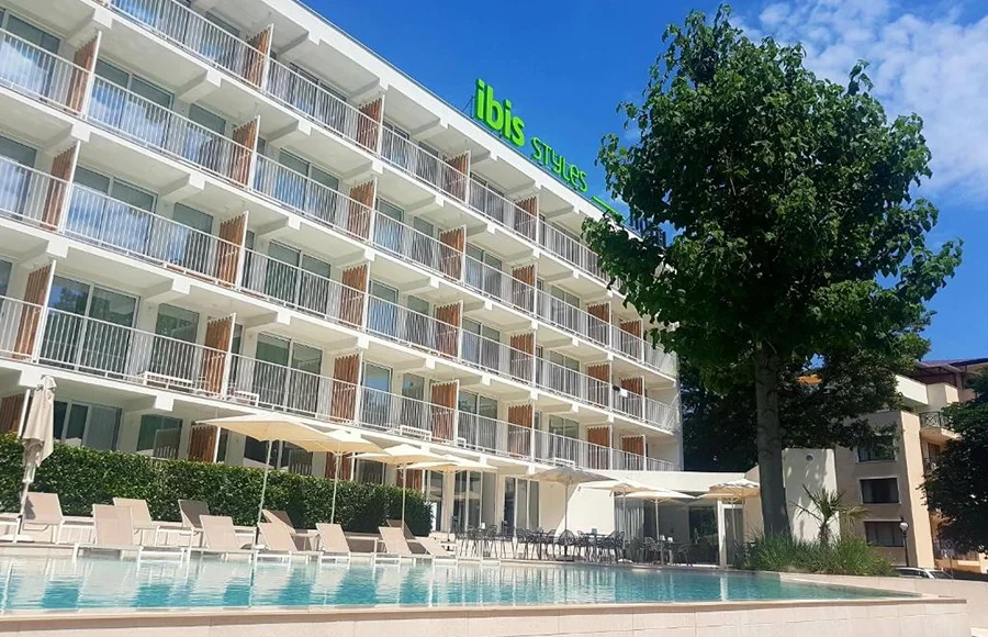 Luksuzno letovanje u Bugarskoj uz udobne sobe, bazen i blizinu plaže. Ibis Styles Roomer Hotel na Zlatnim Pjascima. Rezervište već danas vaše letovanje.