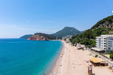 Isplanirajte svoje savršeno letovanje u Sutomoru 2024. godine! Ovaj živopisni grad na obali Jadranskog mora nudi obilje sunca, plaža i avantura za sve posetioce. Uživajte u dugim peščanim plažama, kristalno čistom moru i šarmu mediteranske atmosfere. Sa raznovrsnim restoranima, kafićima i prodavnicama, Sutomore je idealno mesto za opuštanje i istraživanje.