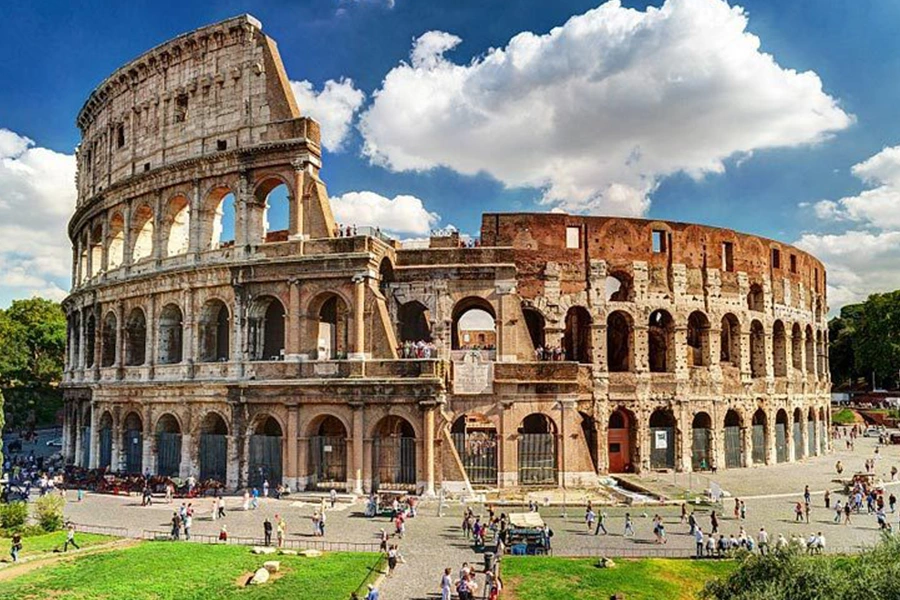 Istražite čari Rima - večnog grada Italije. Otkrijte bogatu istoriju, spektakularnu arhitekturu i kulturno blago na putovanju koje će ostati u vašem sećanju