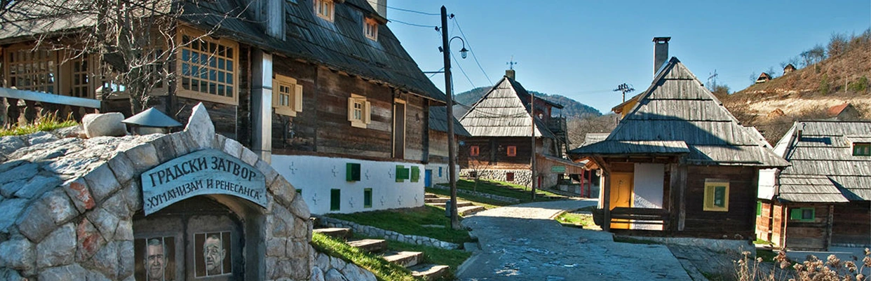 Istražite Zlatibor na jednodnevnom izletu i uživajte u čarima planinske lepote i tradicije, sa posetom Drvengrada i doživite nezaboravan dan u prirodi.