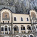 Posetite Manastir Ostrog u Crnoj Gori: duhovno utočište uklesano u stenu, poznato po isceliteljskim moštima svetog Vasilija i prelepim pogledima.