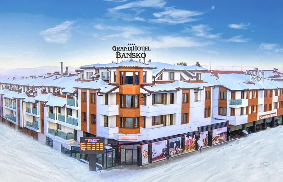 Grand Hotel Bansko 4* nudi vrhunski smeštaj, spa centar i raznovrsnu hranu, idealno lociran na ulazu u Bansko, samo 1,5 km od gondole. Savršen izbor za luksuzan odmor.