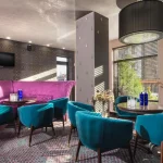 Hotel nudi bogat spektar sadržaja osmišljenih da zadovolje sve vaše potrebe tokom boravka. Restoran sa pažljivo odabranim jelovnikom pruža nezaboravno gastronomsko iskustvo, dok lobby bar nudi prijatnu atmosferu za opuštanje uz omiljeno piće. Nakon dana provedenog na skijalištu, opustite se u zatvorenom bazenu ili uživajte u wellness sadržajima poput saune i turskog kupatila, koje su idealne za regeneraciju tela i uma.