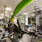 Poboljšajte svoje zdravlje i energiju tokom boravka u Hotelu Perun Lodge zahvaljujući moderno dizajniranom fitnes centru. Iako možda nije velik, fitnes centar nudi sve što vam je potrebno za učinkovite treninge