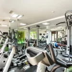 Poboljšajte svoje zdravlje i energiju tokom boravka u Hotelu Perun Lodge zahvaljujući moderno dizajniranom fitnes centru. Iako možda nije velik, fitnes centar nudi sve što vam je potrebno za učinkovite treninge