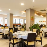 Uživajte u prijatnoj atmosferi i vrhunskim gastronomskim iskustvima u glavnom restoranu hotela Perun Lodge. Smešten u prizemlju hotela, restoran se odlikuje klasičnim enterijerom u toplim bojama i nudi kapacitet od 100 mesta.