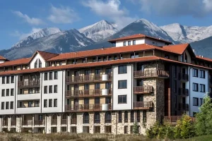 Uživajte u luksuznom Grand Royale Apartment Complex-u i spa centru u Banskom. Moderni apartmani, wellness, zatvoren bazen i besplatan prevozu do žičare čekaju Vas.