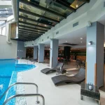 Hotel Iceberg 4* Borovec smešten u srcu Boroveca, 300m od ski lifta. Uživajte u luksuznim apartmanima, vrhunskim sadržajima poput bazena, fitnesa i restorana