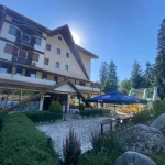 Hotel Iceberg 4* Borovec smešten u srcu Boroveca, 300m od ski lifta. Uživajte u luksuznim apartmanima, vrhunskim sadržajima poput bazena, fitnesa i restorana