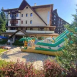 Hotel Iceberg 4* Borovec smešten u srcu Boroveca, 300m od ski lifta. Uživajte u luksuznim apartmanima, vrhunskim sadržajima poput bazena, fitnesa i restorana