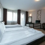 Hotel Iceberg 4* Borovec smešten u srcu Boroveca, 300m od ski lifta. Uživajte u luksuznim apartmanima, vrhunskim sadržajima poput bazena, fitnesa i restorana