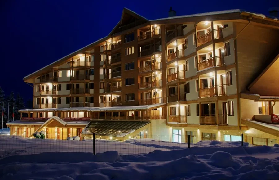 Hotel Iceberg 4* Borovec smešten u srcu Boroveca, 300m od ski lifta. Uživajte u luksuznim apartmanima, vrhunskim sadržajima poput bazena, fitnesa i restorana