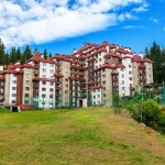 Hotel Kamelia Complex Pamporovo, nudi moderan smeštaj na nadmorskoj visini od 1650 metara sa direktnim pristupom ski stazama,sa zatvorenim bazenom i spa centrom