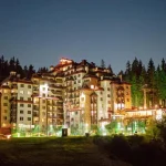 Hotel Kamelia Complex Pamporovo, nudi moderan smeštaj na nadmorskoj visini od 1650 metara sa direktnim pristupom ski stazama,sa zatvorenim bazenom i spa centrom