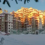 Hotel Kamelia Complex Pamporovo, nudi moderan smeštaj na nadmorskoj visini od 1650 metara sa direktnim pristupom ski stazama,sa zatvorenim bazenom i spa centrom