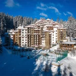 Hotel Kamelia Complex Pamporovo, nudi moderan smeštaj na nadmorskoj visini od 1650 metara sa direktnim pristupom ski stazama,sa zatvorenim bazenom i spa centrom