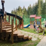 Hotel Kamelia Complex Pamporovo, nudi moderan smeštaj na nadmorskoj visini od 1650 metara sa direktnim pristupom ski stazama,sa zatvorenim bazenom i spa centrom