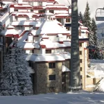 Hotel Kamelia Complex Pamporovo, nudi moderan smeštaj na nadmorskoj visini od 1650 metara sa direktnim pristupom ski stazama,sa zatvorenim bazenom i spa centrom