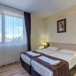 Hotel Kamelia Complex Pamporovo, nudi moderan smeštaj na nadmorskoj visini od 1650 metara sa direktnim pristupom ski stazama,sa zatvorenim bazenom i spa centrom