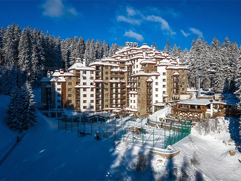 Hotel Kamelia Complex Pamporovo, nudi moderan smeštaj na nadmorskoj visini od 1650 metara sa direktnim pristupom ski stazama,sa zatvorenim bazenom i spa centrom