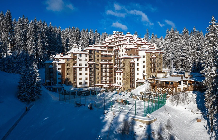 Hotel Kamelia Complex Pamporovo, nudi moderan smeštaj na nadmorskoj visini od 1650 metara sa direktnim pristupom ski stazama,sa zatvorenim bazenom i spa centrom