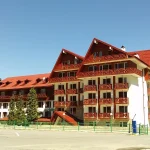 Iglika Hotel 4* u srcu Boroveca, samo 150m od ski lifta. Uživajte u savremenim sadržajima, spa centru, restoranu i udobnom smeštaju s pogledom na planine