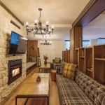 Iglika Hotel 4* u srcu Boroveca, samo 150m od ski lifta. Uživajte u savremenim sadržajima, spa centru, restoranu i udobnom smeštaju s pogledom na planine