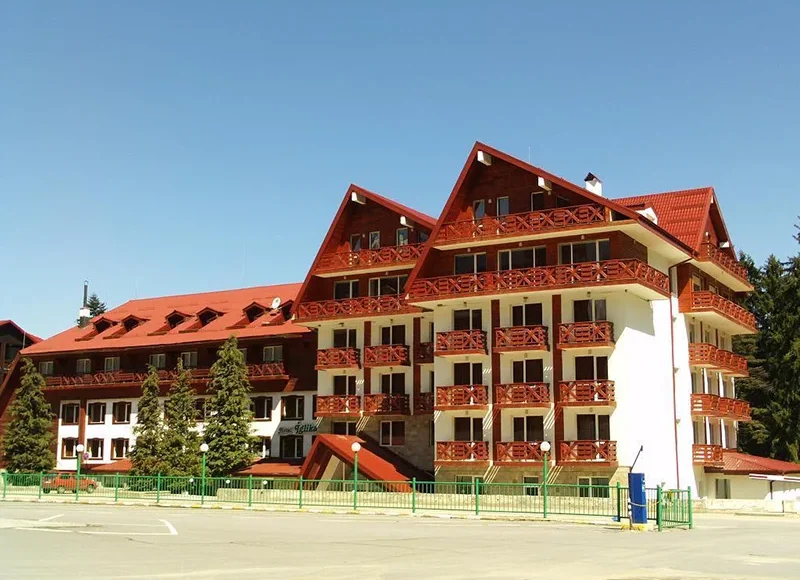 Iglika Hotel 4* u srcu Boroveca, samo 150m od ski lifta. Uživajte u savremenim sadržajima, spa centru, restoranu i udobnom smeštaju s pogledom na planine