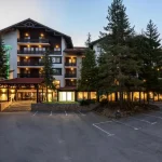 Lion Hotel 4* u Borovecu, u prelepom okruženju borove šume. Udaljen samo 1000m od ski lifta, nudi udoban smeštaj, wellness centar, restorane.