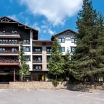 Lion Hotel 4* u Borovecu, u prelepom okruženju borove šume. Udaljen samo 1000m od ski lifta, nudi udoban smeštaj, wellness centar, restorane.