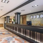 Lion Hotel 4* u Borovecu, u prelepom okruženju borove šume. Udaljen samo 1000m od ski lifta, nudi udoban smeštaj, wellness centar, restorane.