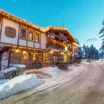 MPM Merryan Hotel u centru Pamporova nudi udoban smeštaj, wellness sadržaje i transfer do ski lifta (800m) pruža toplu i opuštajuću atmosferu za zimski odmor