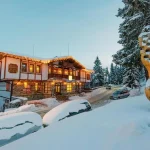 MPM Merryan Hotel u centru Pamporova nudi udoban smeštaj, wellness sadržaje i transfer do ski lifta (800m) pruža toplu i opuštajuću atmosferu za zimski odmor